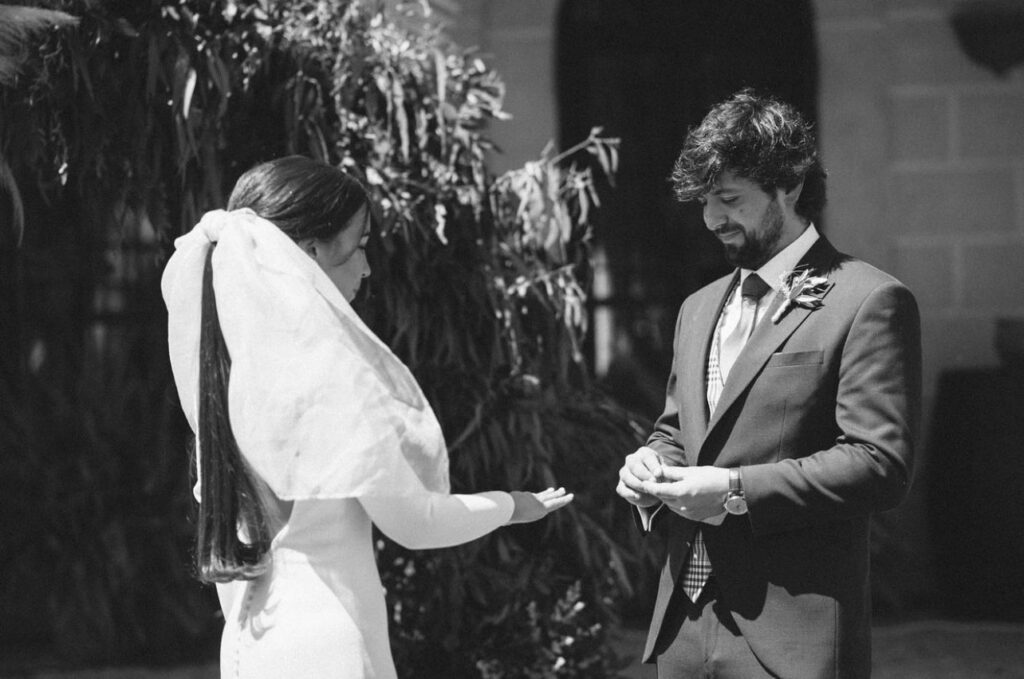 El novio pone el anillo a la novia el día de su boda