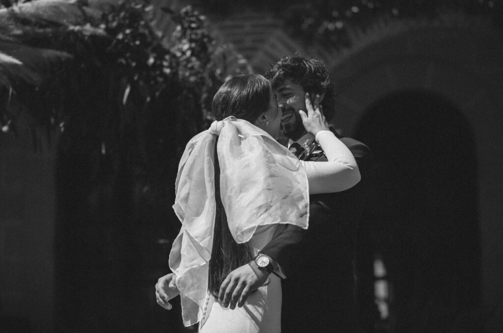 La novia besa al novio el día de su boda